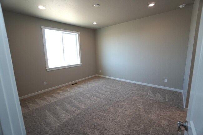 Building Photo - 14561 Pne Knl St