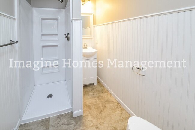 Building Photo - Recently Remodeled 3 Bedroom Duplex Ranch ...