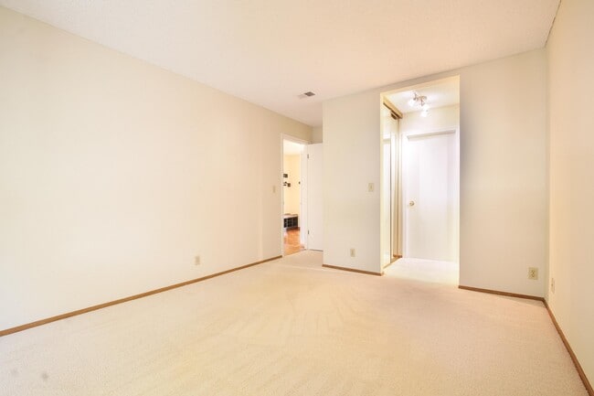Building Photo - 2 bedroom 2 bath Condo in great neighborhood $3500