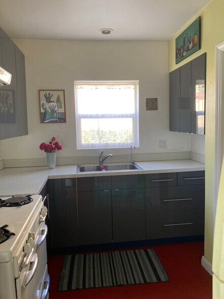 Kitchen - 832 Manzanita Ave
