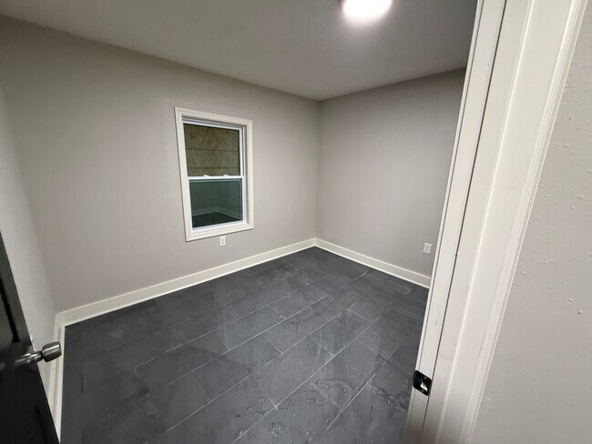 Building Photo - 2379 Saratoga Ave
