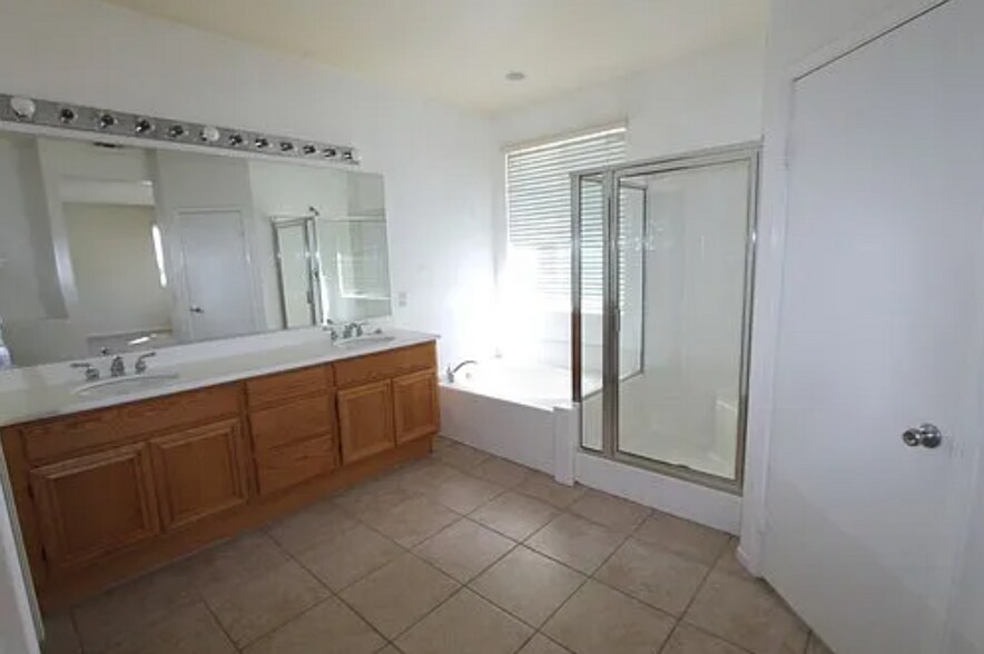 Building Photo - 40269 Miklich Dr