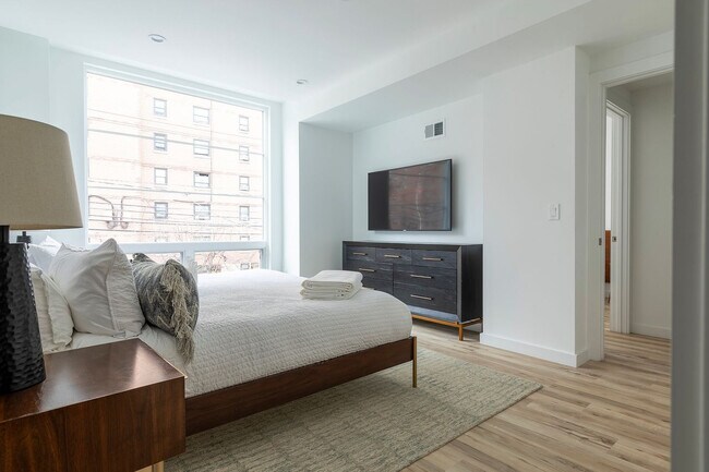 Building Photo - 300 Marshall Dr