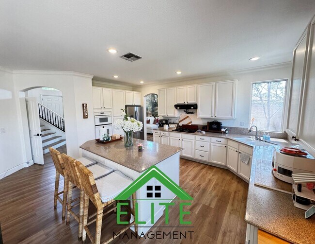 Building Photo - Scenic View Balcony and Beautiful 4-Bedroo...