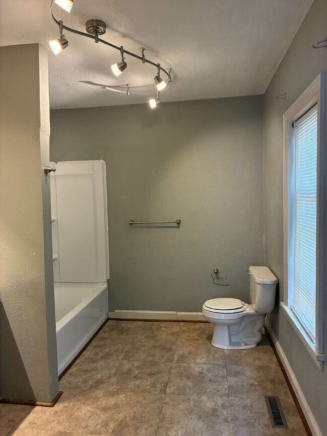 Building Photo - 1 Bedroom, 1 Bathroom, Additional Bonus Room and Detached Garage