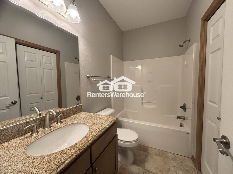 Building Photo - 2000 Meadow Ct