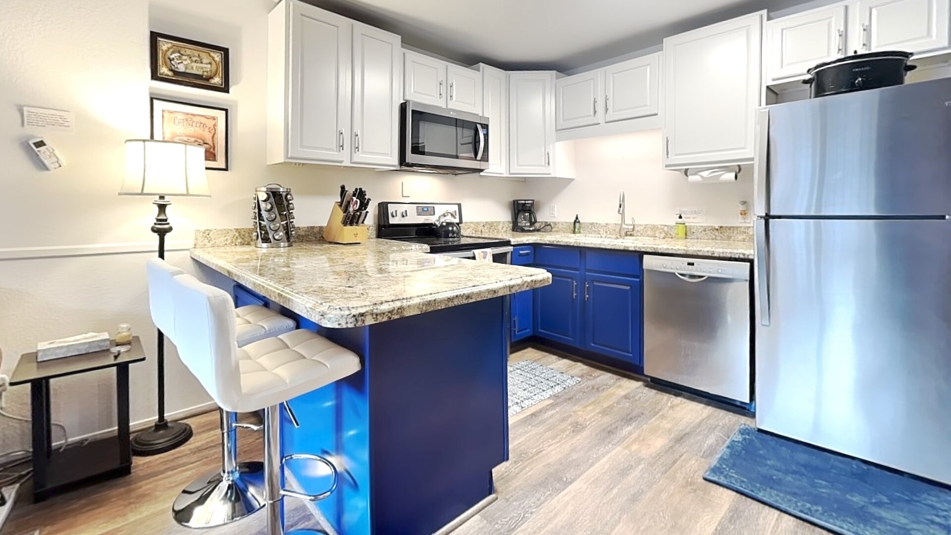 kitchen with all appliances - 1530 Empire Ave