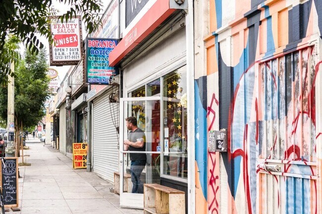 Sunset Boulevard - 850 Laveta Ter