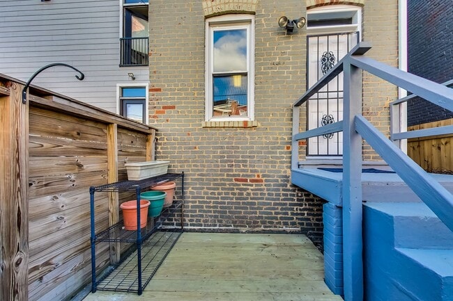 Building Photo - Spacious 3bd/2.5 bath updated townhome in ...