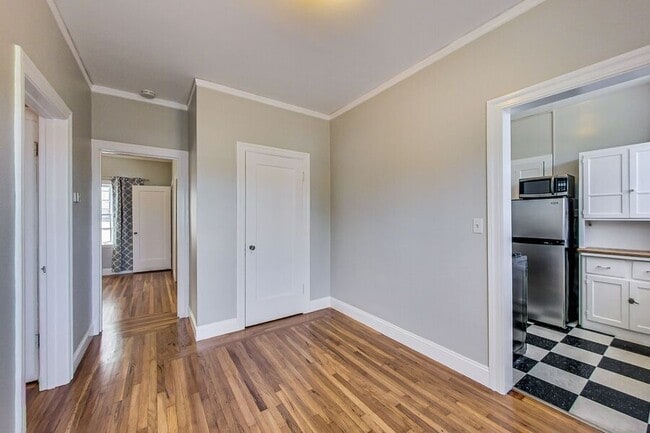 Building Photo - 6048 Monroe Ave