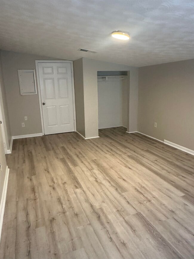 Building Photo - 422 Essex Dr
