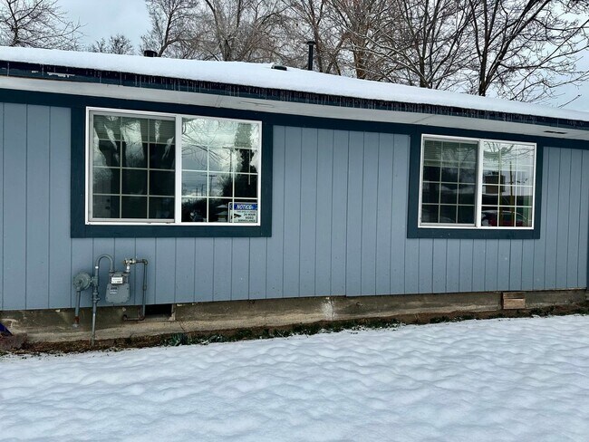 Building Photo - Charming 2 bedroom 1 bath home next to the bike trail Less than 3 miles from Sky Lakes and Oregon...