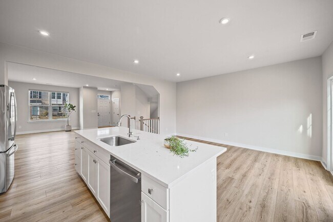 Building Photo - Like new 3-bed, 2.5 bath townhome in Cramerton Mills Parkway!