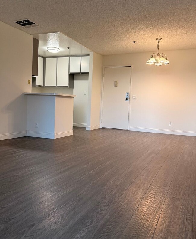 Building Photo - Clean & a Great Value Well Appointed Apartment