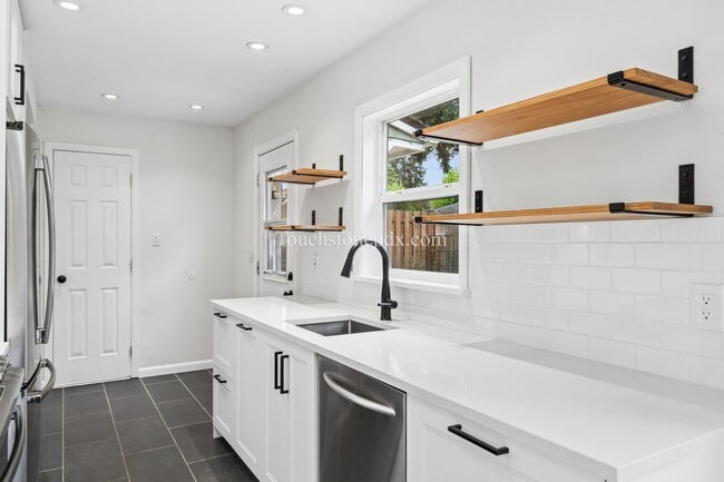 Building Photo - Updated NE Portland Home w/Fenced Yard and Upgrades!