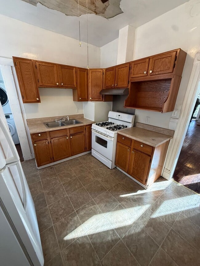 Building Photo - 2 bedroom house in Church Hill! Central air, yard, all electric and laundry!