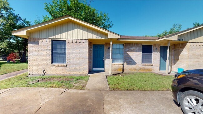 Building Photo - 1601 Cloverdale Ct