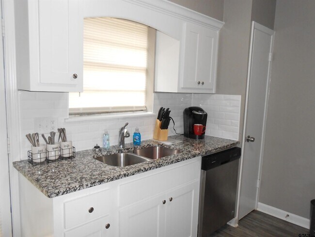 Building Photo - 7108 Gatewood Dr