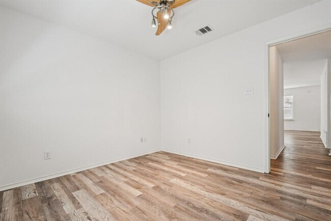 Building Photo - 209 Cottontail Dr