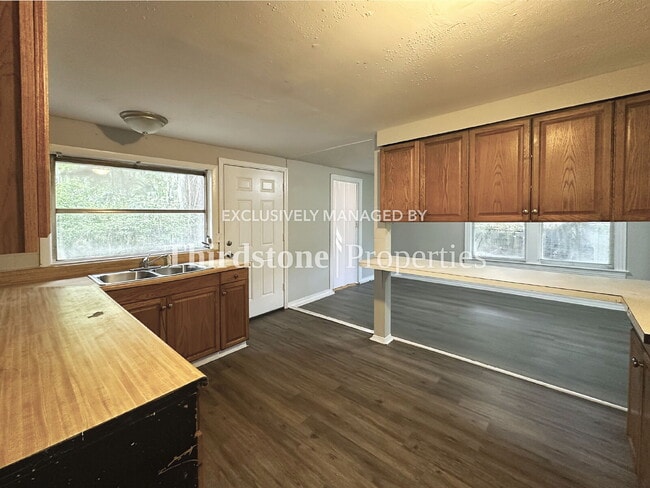 Building Photo - 6965 Lorain St