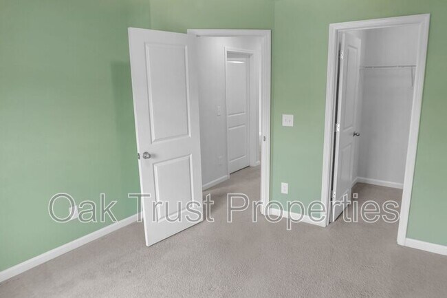 Building Photo - 821 Redbud Ln