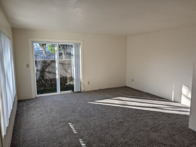 Building Photo - 665 NE 26th St