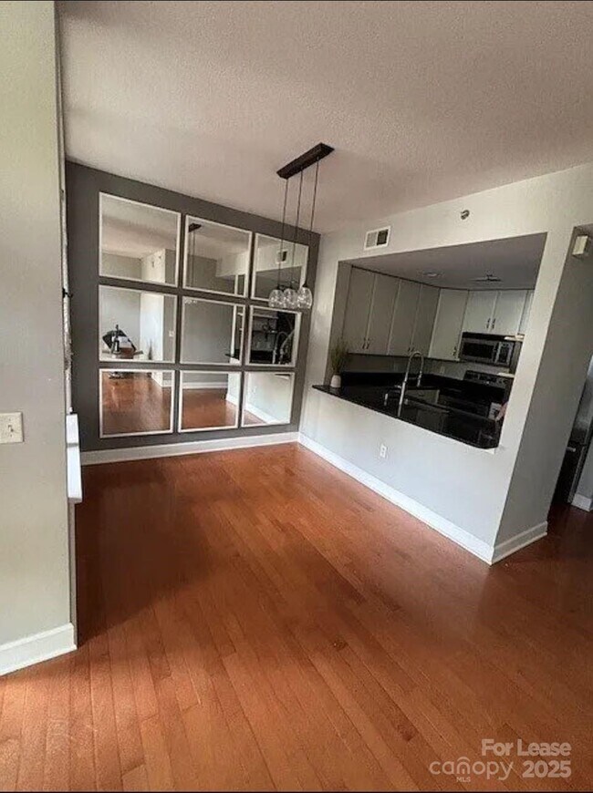 Building Photo - 1320 Fillmore Ave