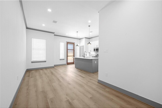 Building Photo - 6510 Bunche Dr