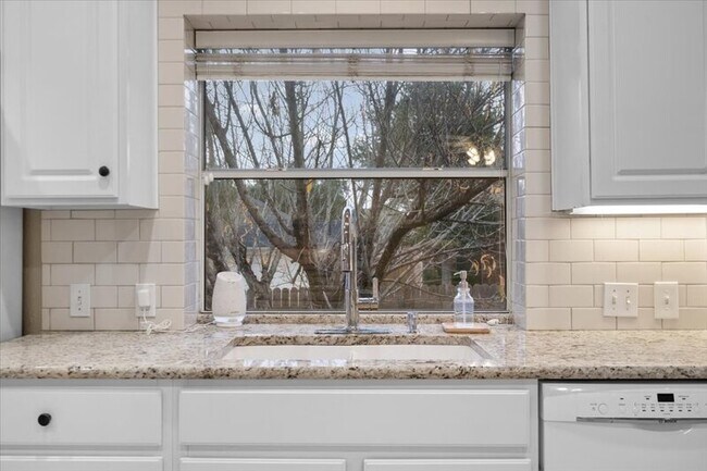 Building Photo - 920 Savanna Ln