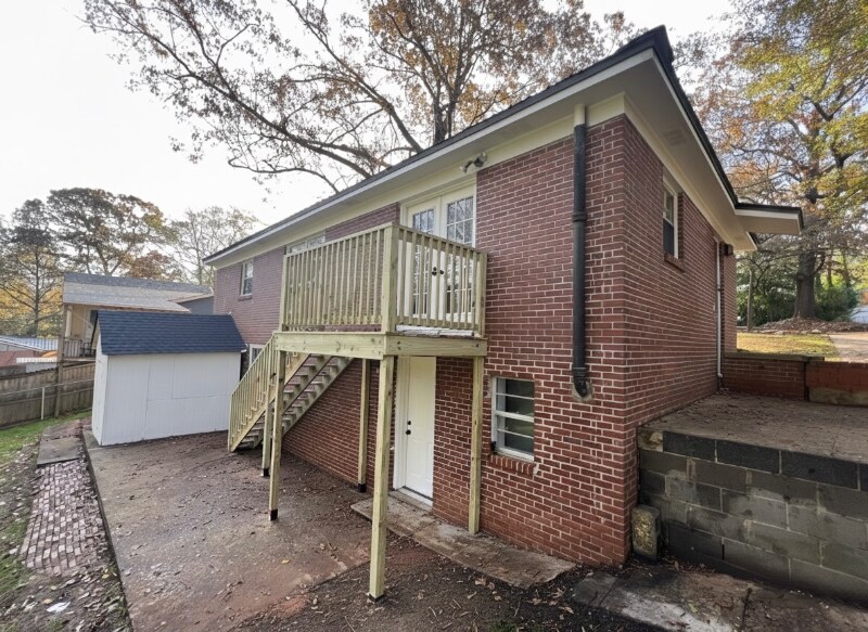 Building Photo - 1121 E Magnolia Ave