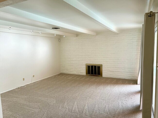 Building Photo - 2601 E Cinnabar Ave