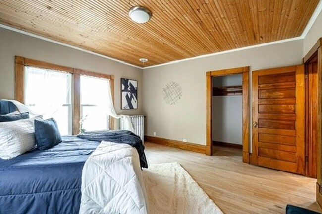 Building Photo - Amazing 5-Bedroom, 2.5 Bathroom Updated Ho...