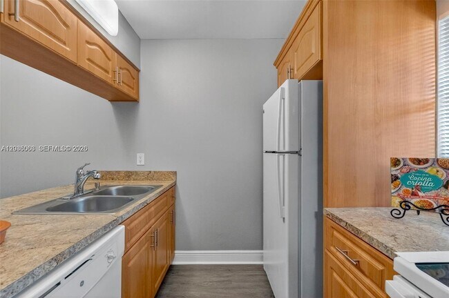 Building Photo - 908 Twin Lakes Dr