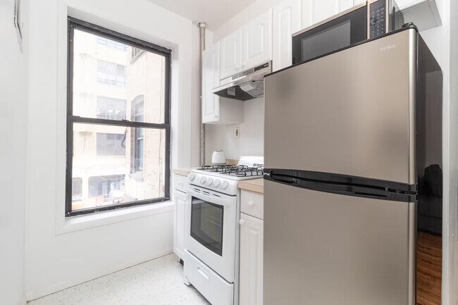 Building Photo - 306-318-318 E 96th St