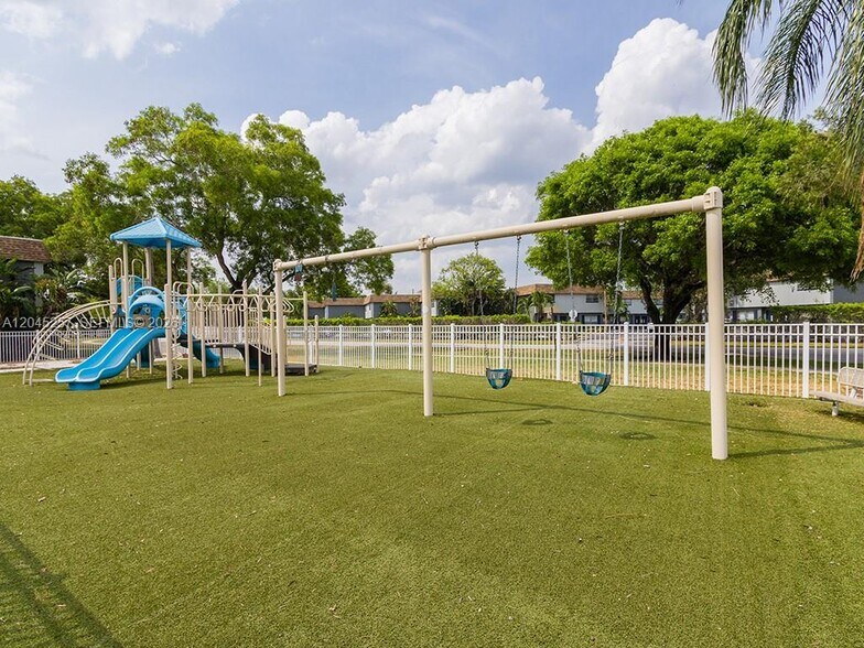 Building Photo - 4648 NW 9th Dr