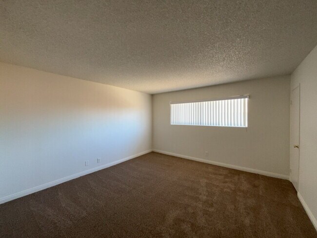 Building Photo - 2 Bedroom, 1 1/2 bathrooms property + Community with pool awaits!.