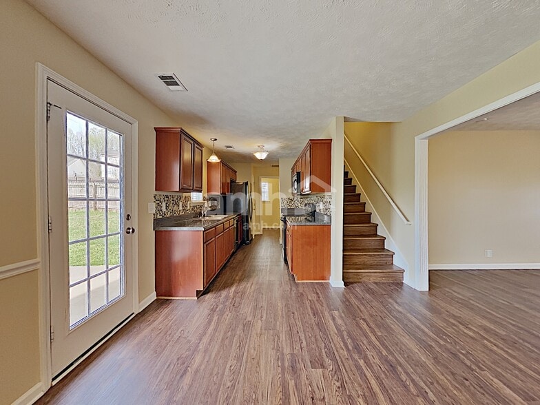 Building Photo - 105 Tulip Grove Pt