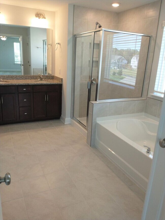 Building Photo - Beautiful Home in Gardner!  4 bedroom 3 full bath  Available NOW!