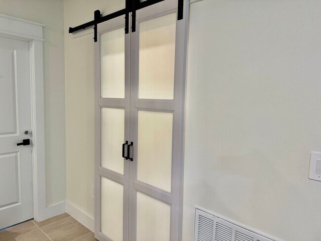 Building Photo - Stunning 4/3 with NO REAR NEIGHBORS!