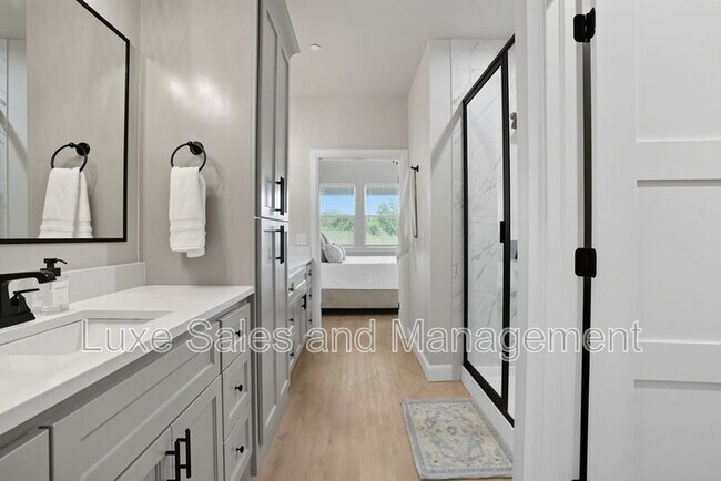 Building Photo - 4200 Abbey Pk Dr