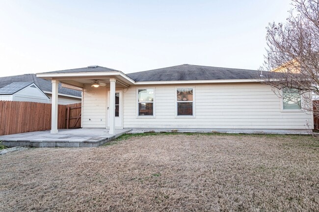 Building Photo - Inviting 4/BR 2/BA Home with Spacious Back...