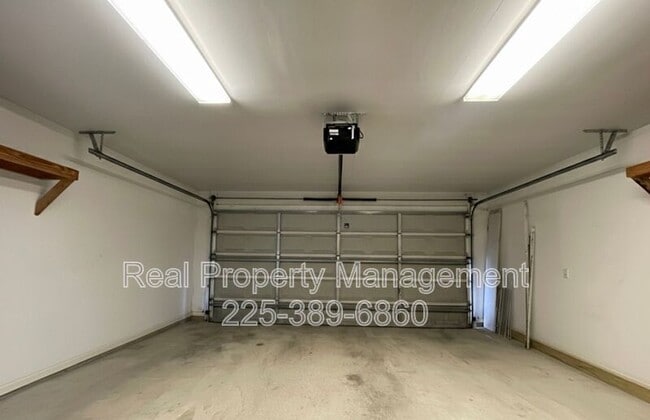 Building Photo - 9382 Pecan Tree Dr