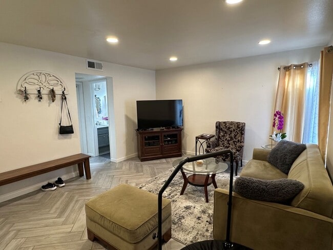 Building Photo - Jeffries Ranch Oceanside Home