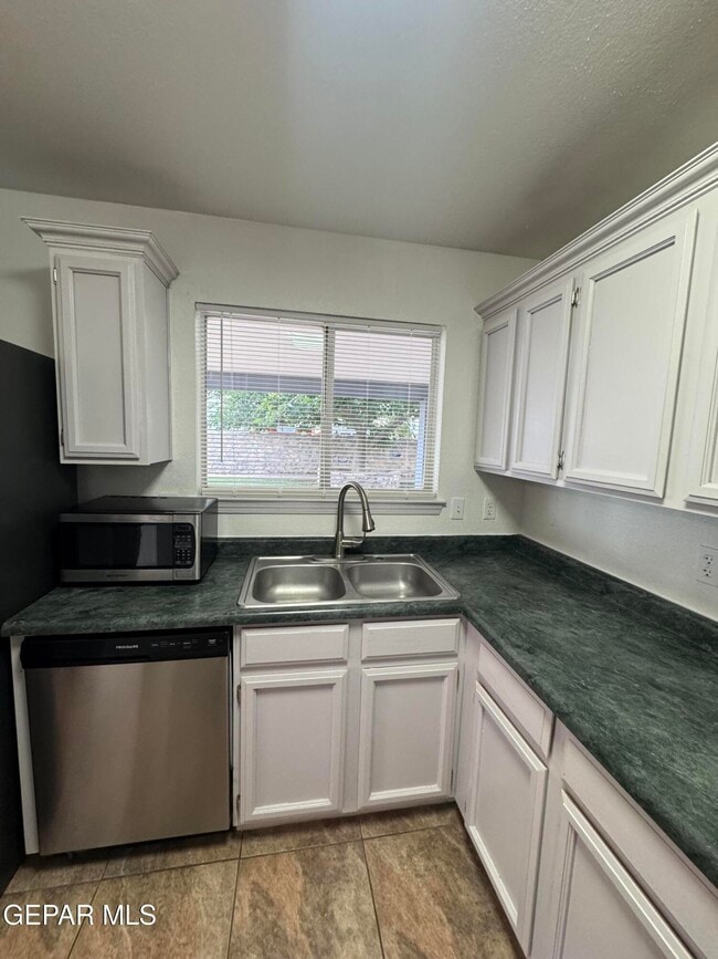 Building Photo - 3033 Tierra Humeda Dr