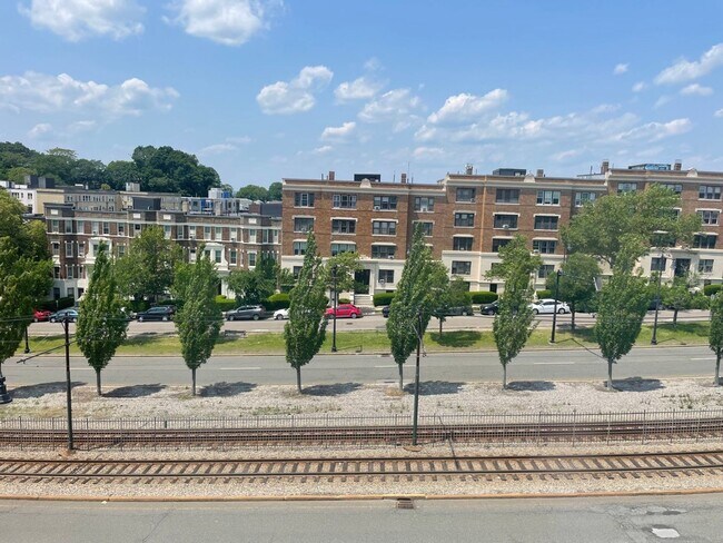 Building Photo - 9/1 No Fee!- Sunny upper floor 2BR - w/d i...