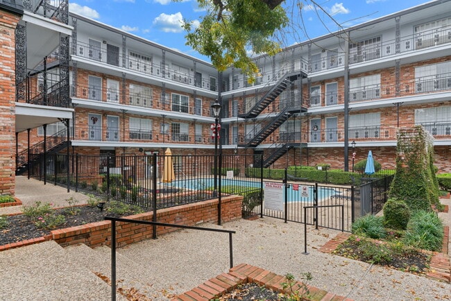 Building Photo - Chic 1-Bed Oasis with Pool & Walk-In Closets in Central San Antonio – $975/mo