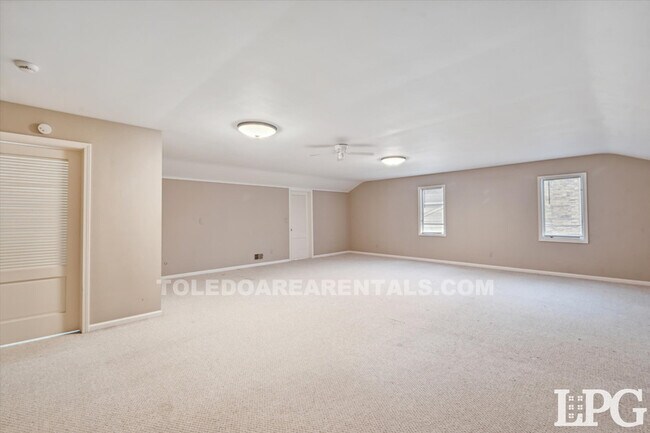 Building Photo - 3835 Hillandale Rd