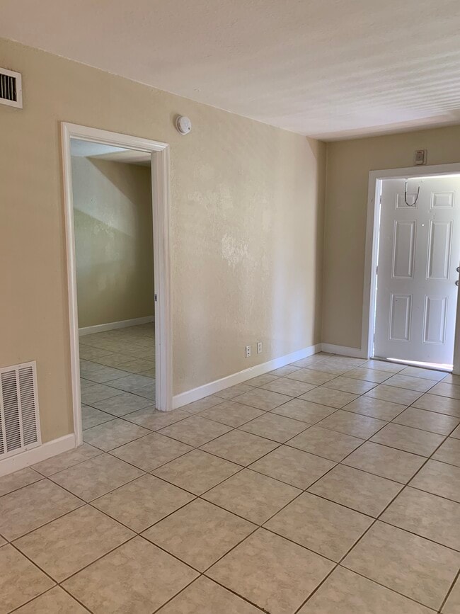 Building Photo - 2643 NE 8th Ave