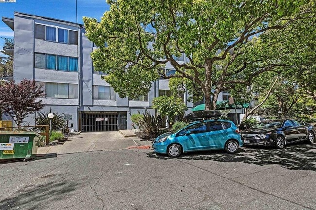 Building Photo - 455 Crescent St