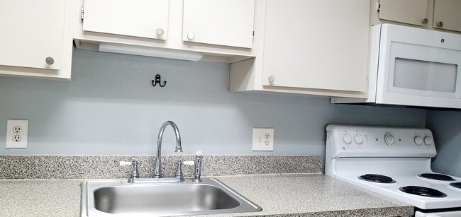 Building Photo - 560 7th Pl